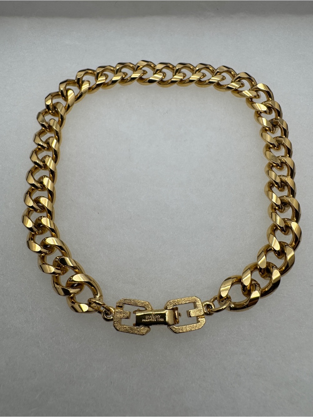 Givenchy Gold-Tone Curb Bracelet with Signature Link Clasp Size: 8.5 Unisex - Picture 2 of 14
